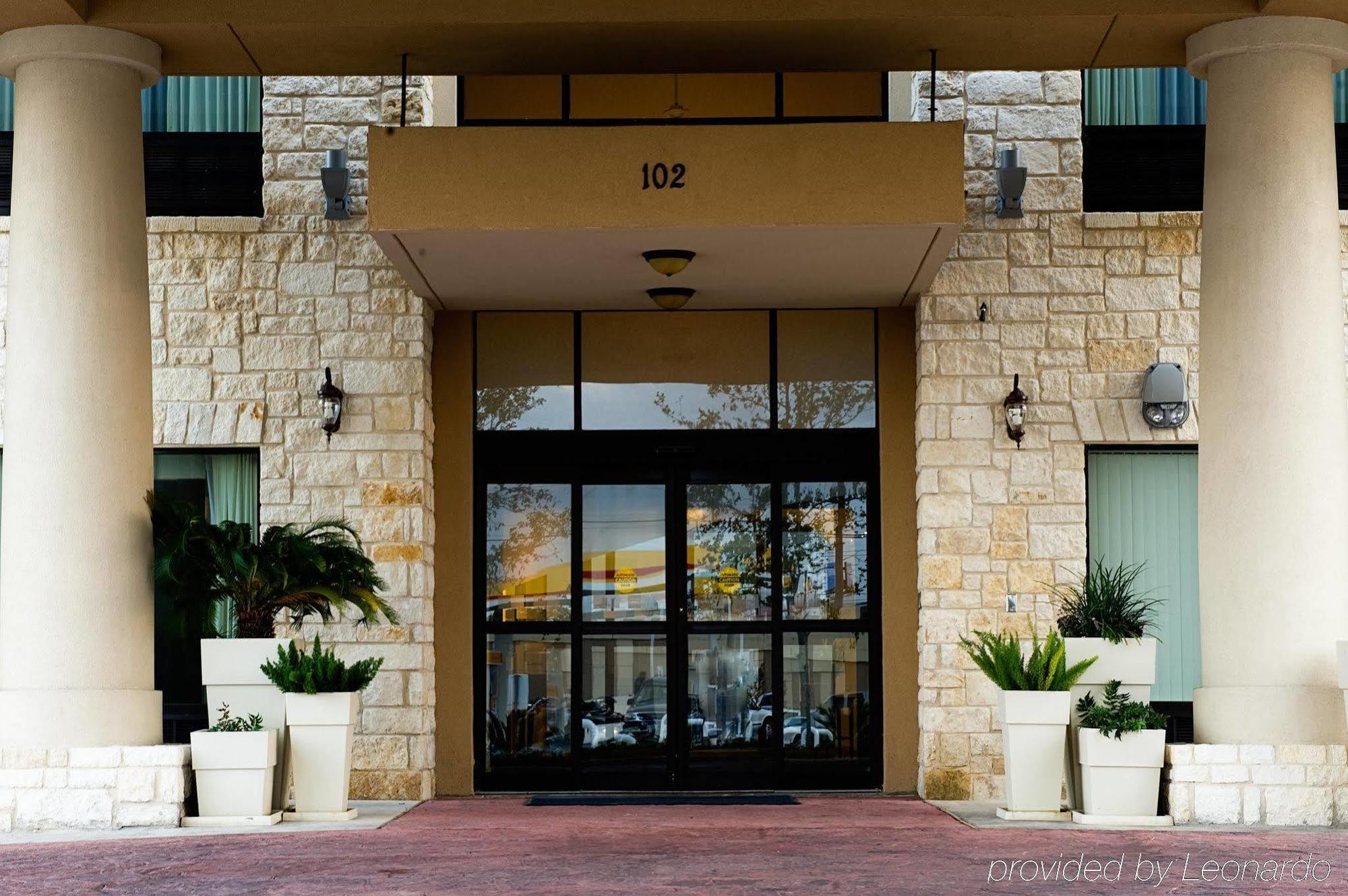 Express Hotel&suites Nw-medical Area, An Ihg 3*