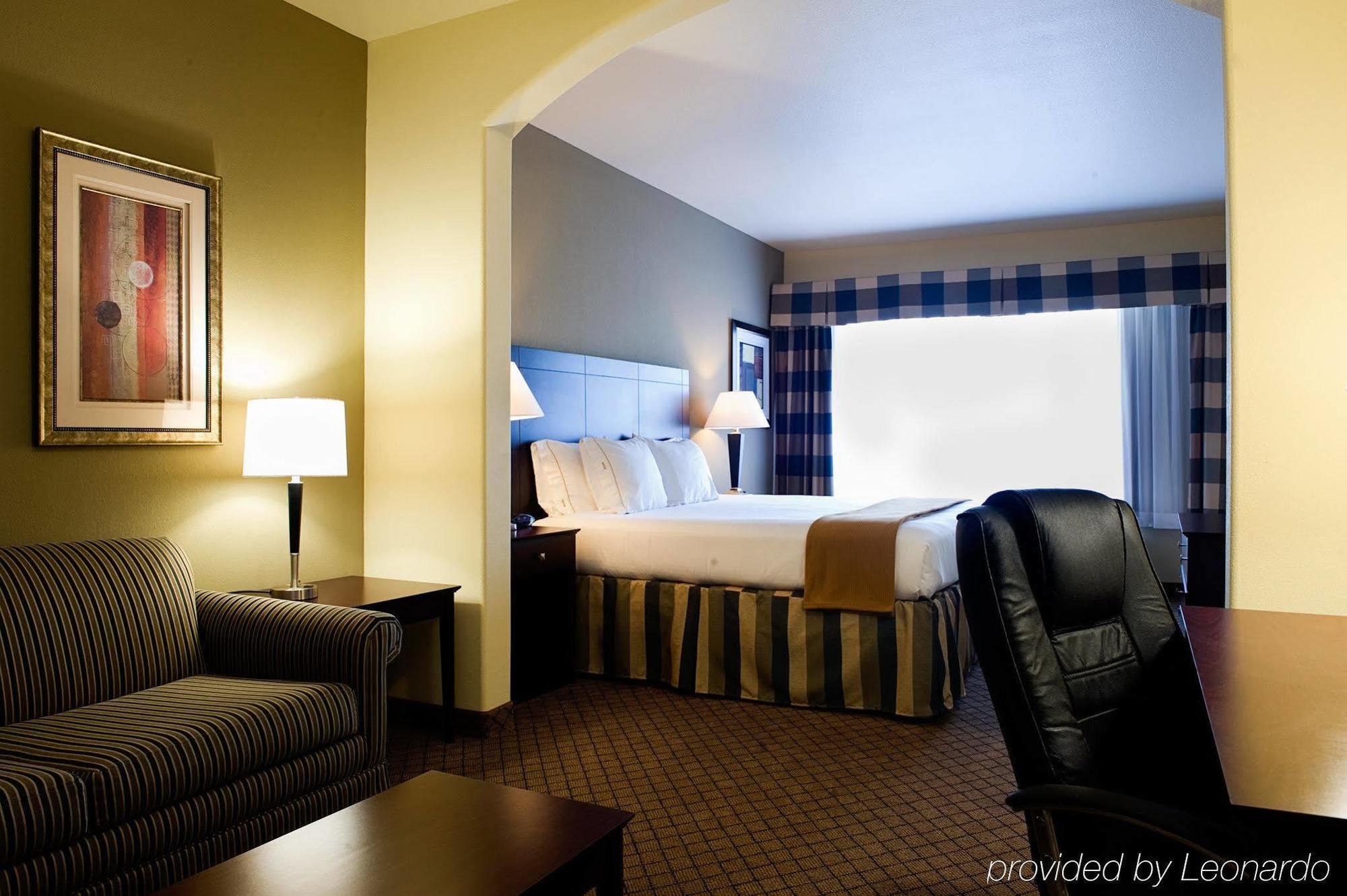 Express Hotel&suites Nw-medical Area, An Ihg Hotel 3*